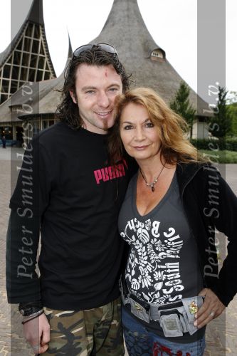 Kaatsheuvel 16 juni 2007
Belinda Meuldijk met zoon Yoshi en vriend Thierry Duval in de efteling.