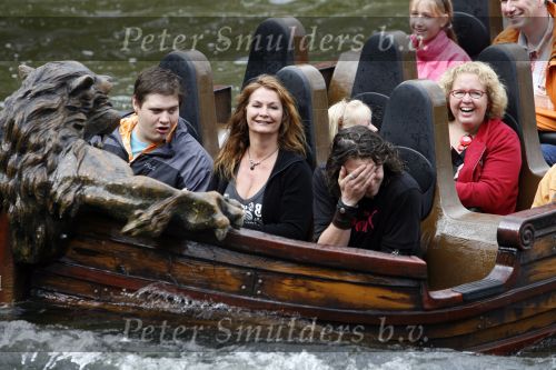 Kaatsheuvel 16 juni 2007
Belinda Meuldijk met zoon Yoshi en vriend Thierry Duval in de efteling.