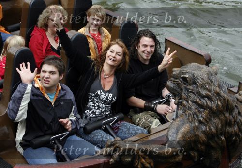Kaatsheuvel 16 juni 2007
Belinda Meuldijk met zoon Yoshi en vriend Thierry Duval in de efteling.