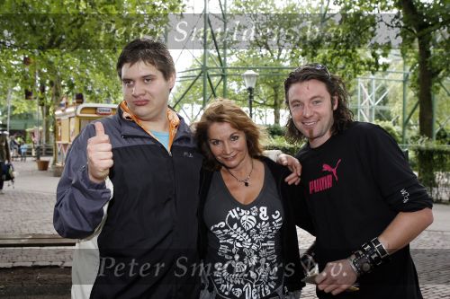 Kaatsheuvel 16 juni 2007
Belinda Meuldijk met zoon Yoshi en vriend Thierry Duval in de efteling.