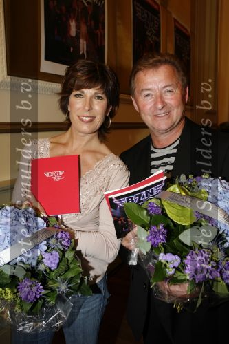 Haarlem 6 juni 2007
Uitreiking boek Bzn door Hennie Huisman. Carola Smit en Jan Keizer zijn aanwezig.