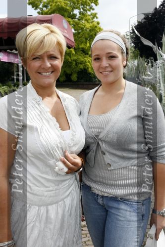 Vlijmen 18 juni 2007
Caroline Tensen met dochter Loote, Caroline heeft door een ongeluk met haar scooter een stukje vinger verloren.