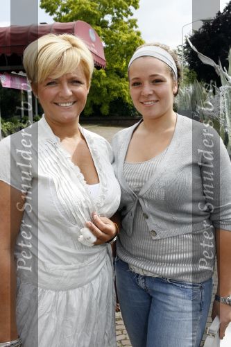 Vlijmen 18 juni 2007
Caroline Tensen met dochter Loote, Caroline heeft door een ongeluk met haar scooter een stukje vinger verloren.