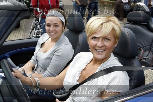 Vlijmen en Loon op Zand 18 juni 2007
Cabrio Rally van Beau monde . Caroline Tensen met Lotte in mini cooper cabrio