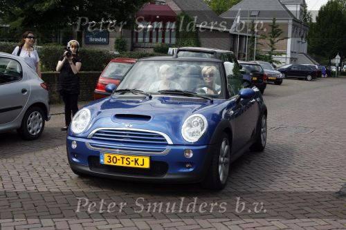 Vlijmen en Loon op Zand 18 juni 2007
Cabrio Rally van Beau monde . Caroline Tensen met Lotte in mini cooper cabrio