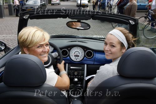 Vlijmen en Loon op Zand 18 juni 2007
Cabrio Rally van Beau monde . Caroline Tensen met Lotte in mini cooper cabrio