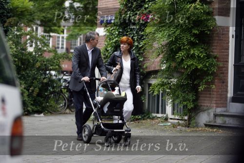 Amsterdam 31 mei 2007
Chazia Mourali met vriend Marc Schroder en baby aan het wandelen .