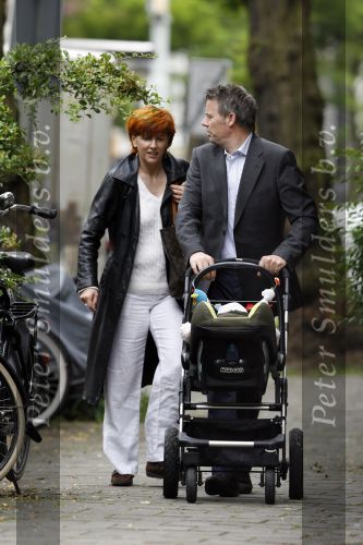 Amsterdam 31 mei 2007
Chazia Mourali met vriend Marc Schroder en baby aan het wandelen .