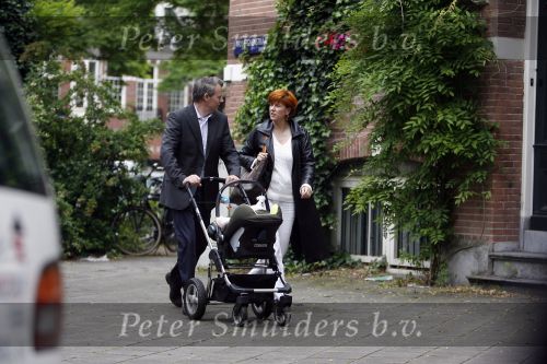 Amsterdam 31 mei 2007
Chazia Mourali met vriend Marc Schroder en baby aan het wandelen .