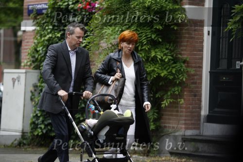 Amsterdam 31 mei 2007
Chazia Mourali met vriend Marc Schroder en baby aan het wandelen .