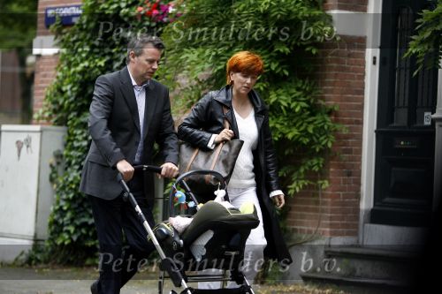 Amsterdam 31 mei 2007
Chazia Mourali met vriend Marc Schroder en baby aan het wandelen .