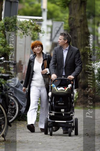 Amsterdam 31 mei 2007
Chazia Mourali met vriend Marc Schroder en baby aan het wandelen .