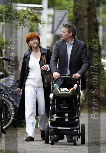 Amsterdam 31 mei 2007
Chazia Mourali met vriend Marc Schroder en baby aan het wandelen .