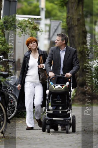 Amsterdam 31 mei 2007
Chazia Mourali met vriend Marc Schroder en baby aan het wandelen .