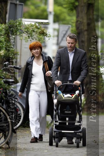 Amsterdam 31 mei 2007
Chazia Mourali met vriend Marc Schroder en baby aan het wandelen .