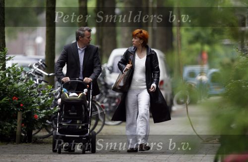 Amsterdam 31 mei 2007
Chazia Mourali met vriend Marc Schroder en baby aan het wandelen .