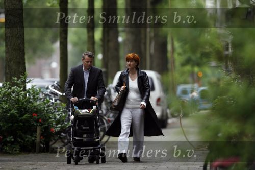 Amsterdam 31 mei 2007
Chazia Mourali met vriend Marc Schroder en baby aan het wandelen .