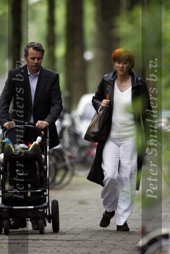 Amsterdam 31 mei 2007
Chazia Mourali met vriend Marc Schroder en baby aan het wandelen .