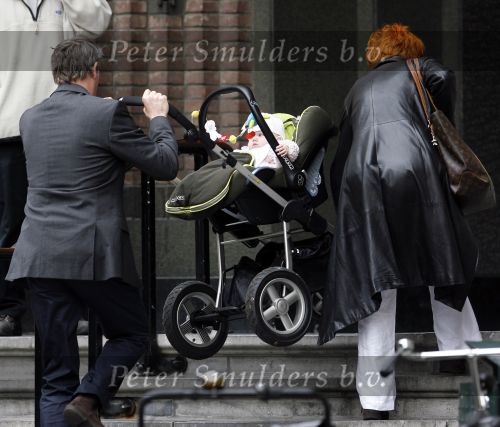 Amsterdam 31 mei 2007
Chazia Mourali met vriend Marc Schroder en baby aan het wandelen .