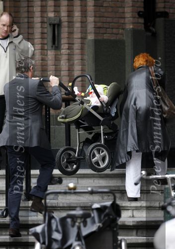 Amsterdam 31 mei 2007
Chazia Mourali met vriend Marc Schroder en baby aan het wandelen .