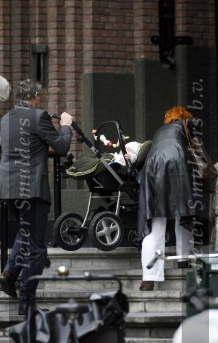 Amsterdam 31 mei 2007
Chazia Mourali met vriend Marc Schroder en baby aan het wandelen .