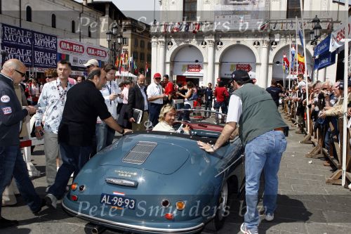 Brescia 17 mei 2007
Start van de 80e mille miglia. State of art is daar een van de sponsors.  Chris Zegers