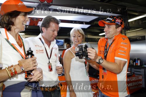 Monaco 27 mei 2007
Grand Prix formule 1 in Monaco. Christijan Albers Michiel  Mol   in de pits bij spyker
