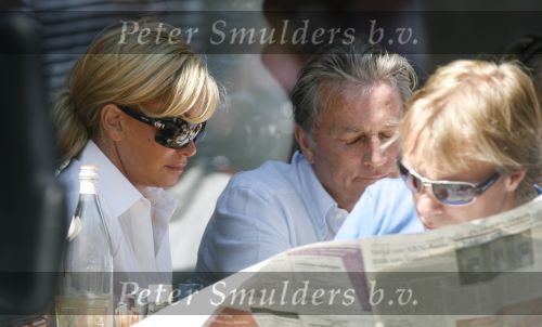 Amsterdam 2 juni 2007
Connie Breukhoven met Hans  op terras en daarna op vespa scooter