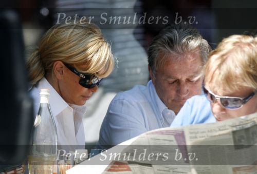 Amsterdam 2 juni 2007
Connie Breukhoven met Hans  op terras en daarna op vespa scooter