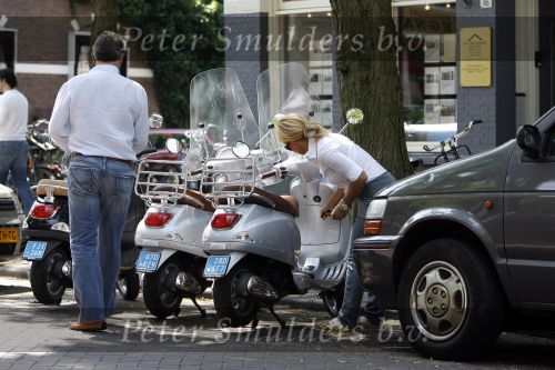 Amsterdam 2 juni 2007
Connie Breukhoven met Hans  op terras en daarna op vespa scooter