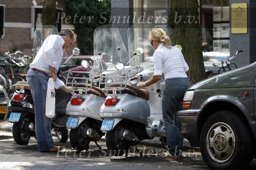 Amsterdam 2 juni 2007
Connie Breukhoven met Hans  op terras en daarna op vespa scooter