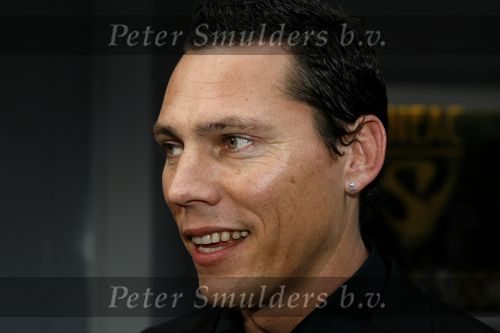 Amsterdam 6 juni 2007
dj Tiesto met oorbel met zijn nieuwe vriendin Stacey bij de opening van zijn nieuwe zaak Cineac in Amsterdam.