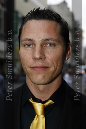 Amsterdam 6 juni 2007
dj Tiesto met oorbel met zijn nieuwe vriendin Stacey bij de opening van zijn nieuwe zaak Cineac in Amsterdam.