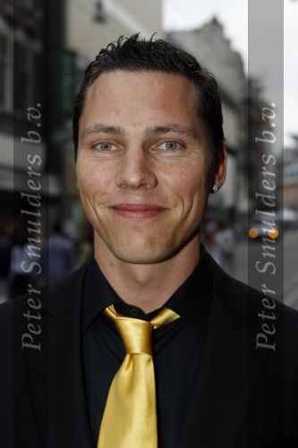 Amsterdam 6 juni 2007
dj Tiesto met oorbel met zijn nieuwe vriendin Stacey bij de opening van zijn nieuwe zaak Cineac in Amsterdam.