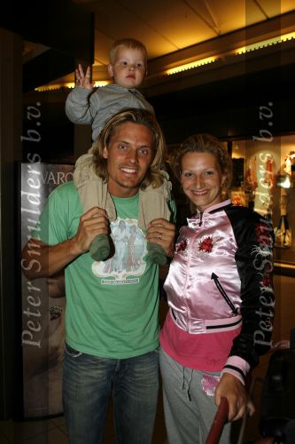 Schiphol 14 mei 2007
Winston Post zijn vrouw Denise en zoontje Jayden komen terug van vakantie.