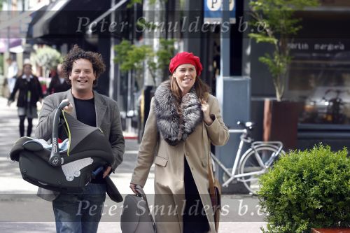 Amsterdam 15 mei 2007
Dirk Zeelenberg met vriendin Suz en zoontje Zoe op de cornelis Schuytstraat.
