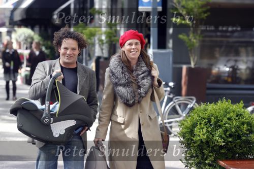 Amsterdam 15 mei 2007
Dirk Zeelenberg met vriendin Suz en zoontje Zoe op de cornelis Schuytstraat.