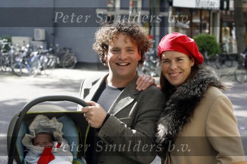 Amsterdam 15 mei 2007
Dirk Zeelenberg met vriendin Suz en zoontje Zoe op de cornelis Schuytstraat.