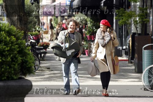 Amsterdam 15 mei 2007
Dirk Zeelenberg met vriendin Suz en zoontje Zoe op de cornelis Schuytstraat.