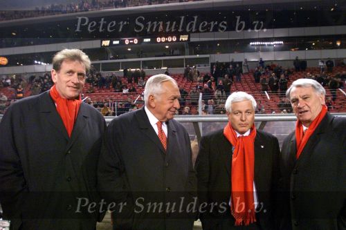 Eindhoven, 2 februari 1999
De clubartsen van PSV, v.l.n.r.: Arthur Wolf, Carel v d Brekel, Cees Rein v d Hoogenband en Bobby Robson