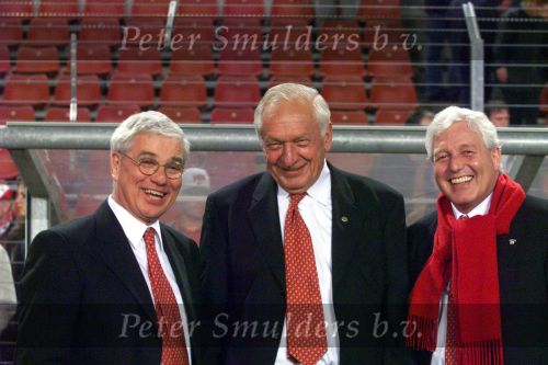 13-03-99
De drie dokters van de medische staf van PSV
Tjaarda Weber, Carel v d Brekel en Cees Rein v d Hoogenband