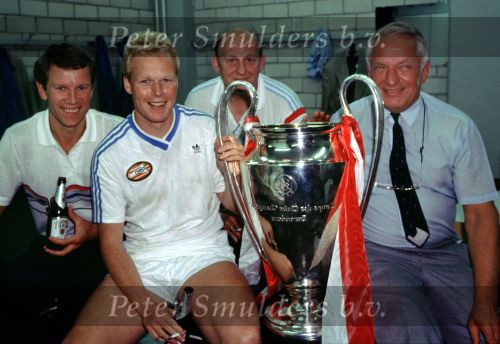 Stuttgart 25 mei 1988
Ronald koeman met de Europacup I verder links Ton v Schijndel (+) Jan en Dr. Carel v d Brekel


PETER SMULDERS BV