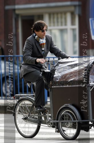 Amsterdam 12 mei 2007
Edwin de Roy v Zuijdewijn met hond in bakfiets.