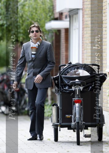 Amsterdam 12 mei 2007
Edwin de Roy v Zuijdewijn met hond in bakfiets.