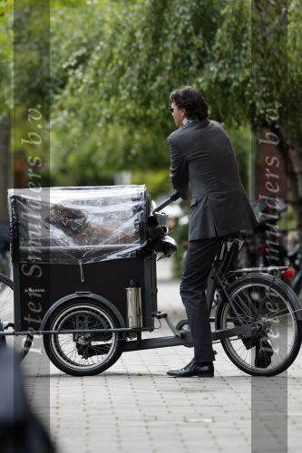 Amsterdam 12 mei 2007
Edwin de Roy v Zuijdewijn met hond in bakfiets.