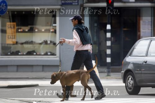 Amsterdam 30 mei 2007
Edwin de Roy v Zuydewijn met zijn hond op straat.