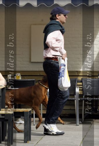 Amsterdam 30 mei 2007
Edwin de Roy v Zuydewijn met zijn hond op straat.