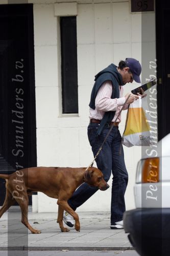 Amsterdam 30 mei 2007
Edwin de Roy v Zuydewijn met zijn hond op straat.