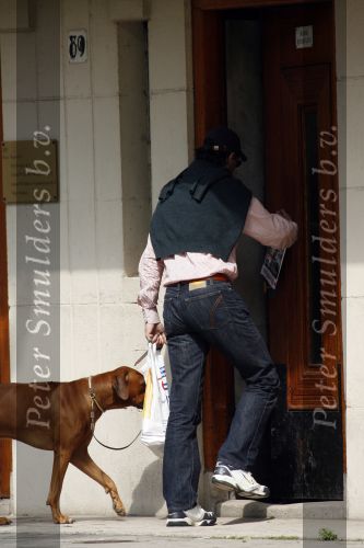 Amsterdam 30 mei 2007
Edwin de Roy v Zuydewijn met zijn hond op straat.