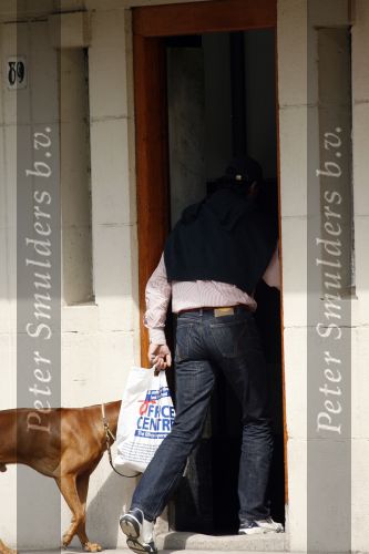 Amsterdam 30 mei 2007
Edwin de Roy v Zuydewijn met zijn hond op straat.